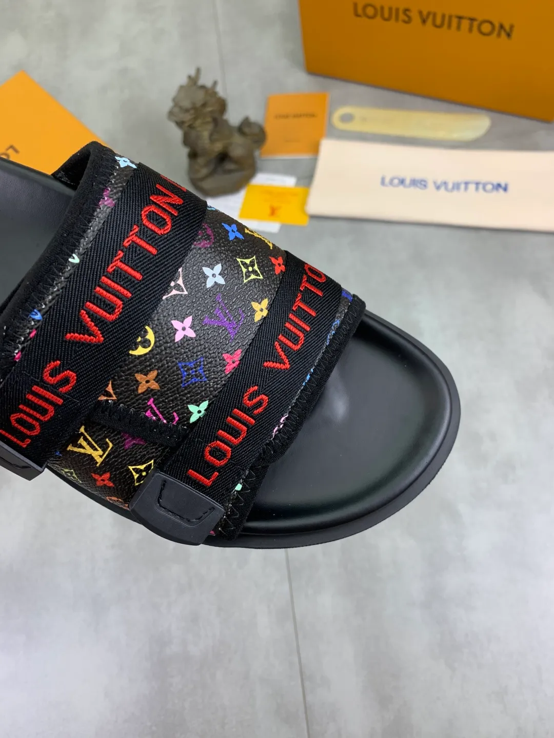 Men's shoes 💰P320💰【New style】🆘 Original quality 【LOUIS VUITTON】The popular Louis Vuitton LV men's slippers on the official website are on sale simultaneously! Original fabric imported from Italy, original factory special supply, code number: 38-44 (45 customized), many colors available